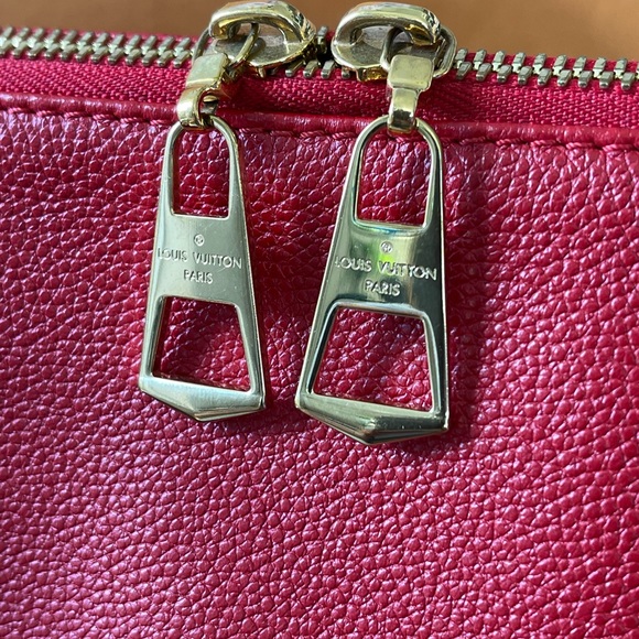 Authentic LV V Tote MM Rouge in Monogram With strap - Picture 11 of 15